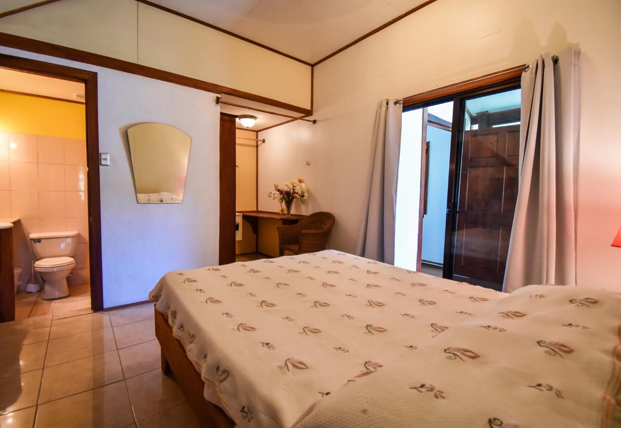 Cabinas Jacaranda Puerto Viejo de Talamanca Exterior foto